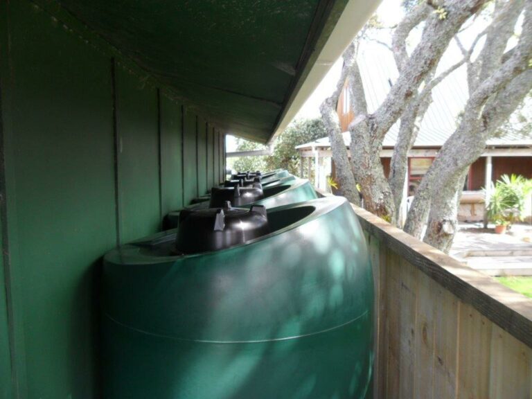 5 Silo Tanks Along Fence Line | 4,000L